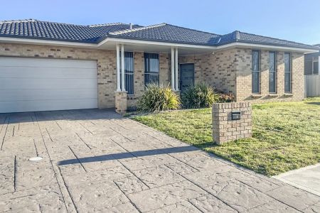 Spacious 5-Bedroom Family Home - Photo 4