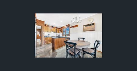 Large Family Home! - Photo 5