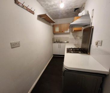 1 bedroom in a house share to rent - Photo 5