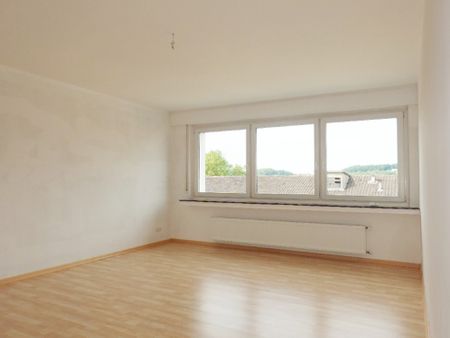 Gepflegte Drei-Zimmerwohnung mit modernem Duschbad und Balkon - Foto 2