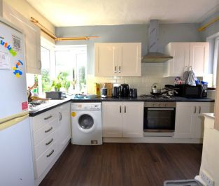 4 bedroom Flat in St Chads Drive, Leeds - Photo 4