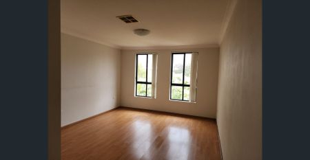 Bright Spacious Four (4) Bedrooms Duplex - Peakhurst - Photo 2