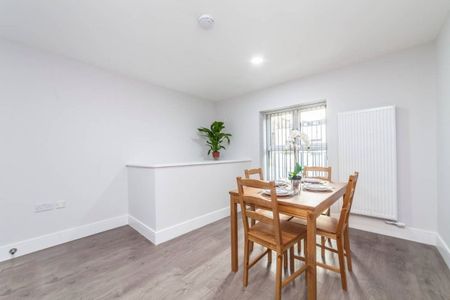 Queens Crescent, London - Photo 2