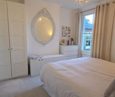 Bright, peaceful spacious large double with superking bed near tube - Photo 5