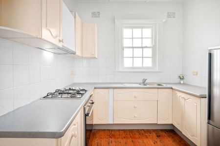 Two bedroom Apartment in the heart of Crows Nest. - Photo 3