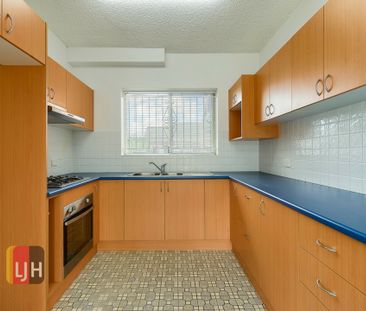 BIG, BREEZY 2 BEDROOM UNIT IN SUPER HANDY LOCATION ! - Photo 5