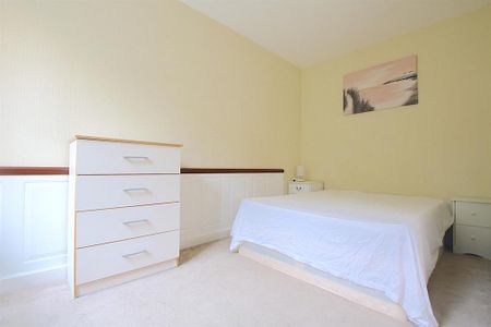 3 bedroom flat to rent - Photo 5