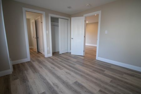 **RENOVATED FULLY DETACHED UNIT FOR RENT IN WELLAND!** - Photo 2