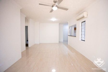 Perfectly Positioned 2 Bed Unit New Farm with lock up garage - Photo 2