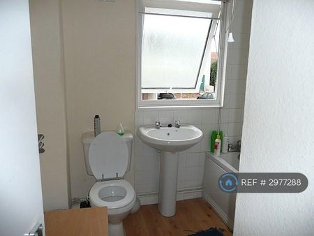1 bedroom in a house share to rent - Photo 4