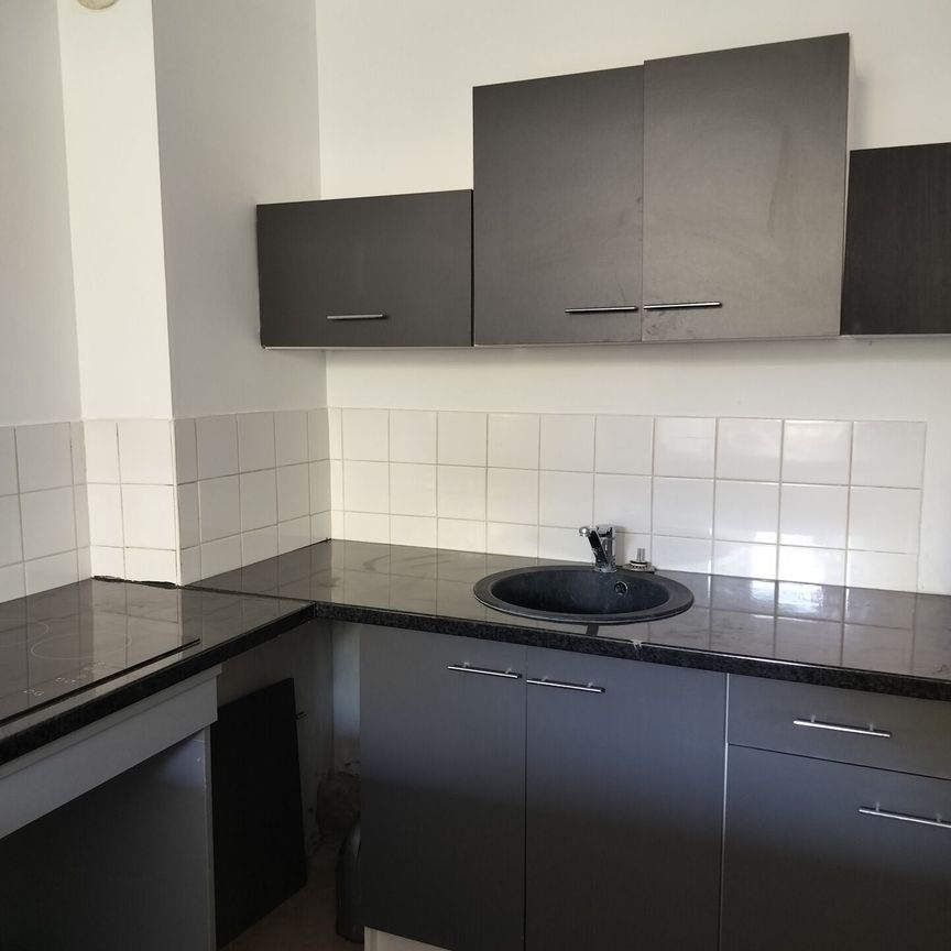 Appartement 2 pièces 47m2 MARSEILLE 1ER 675 euros - Photo 1