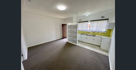 Centrally Located 1 Bedroom Home . - Photo 2