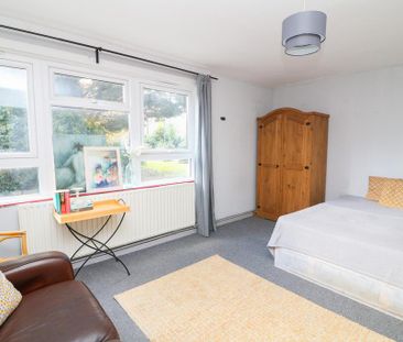 3 bedroom flat to rent - Photo 4