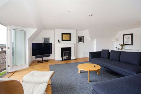 An opulent town house with stunning views of The River Hamble. - Photo 2