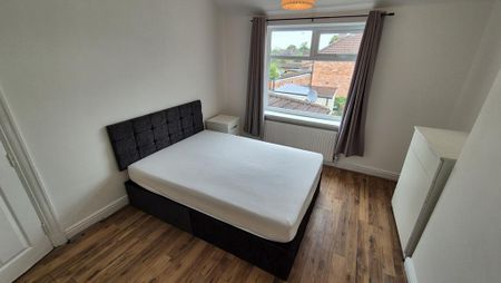 5 bedroom semi-detached house to rent - Photo 3