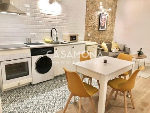 Spacious & Bright 1-Bedroom Apartment in El Born - Photo 1