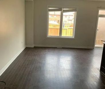 21 MILITARY CRESCENT - Photo 1