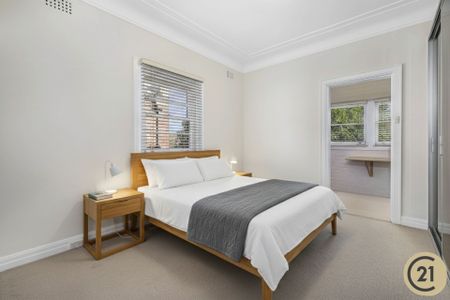 Light-Filled & Move-In Ready – 2 Bedroom Apartment with Sunroom - Photo 3