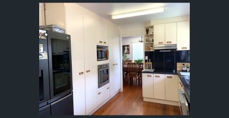 Power, Gas & Water Included. 3 Bedroom Upper Level Duplex. Shared Pool - Photo 5