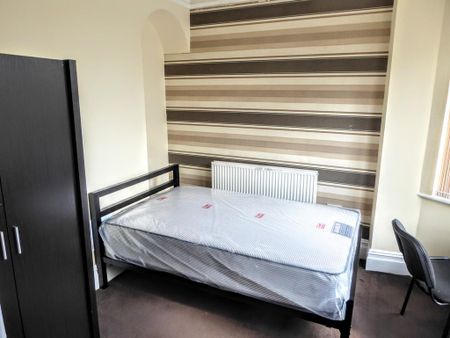 6 bedroom end of terrace house to rent - Photo 4