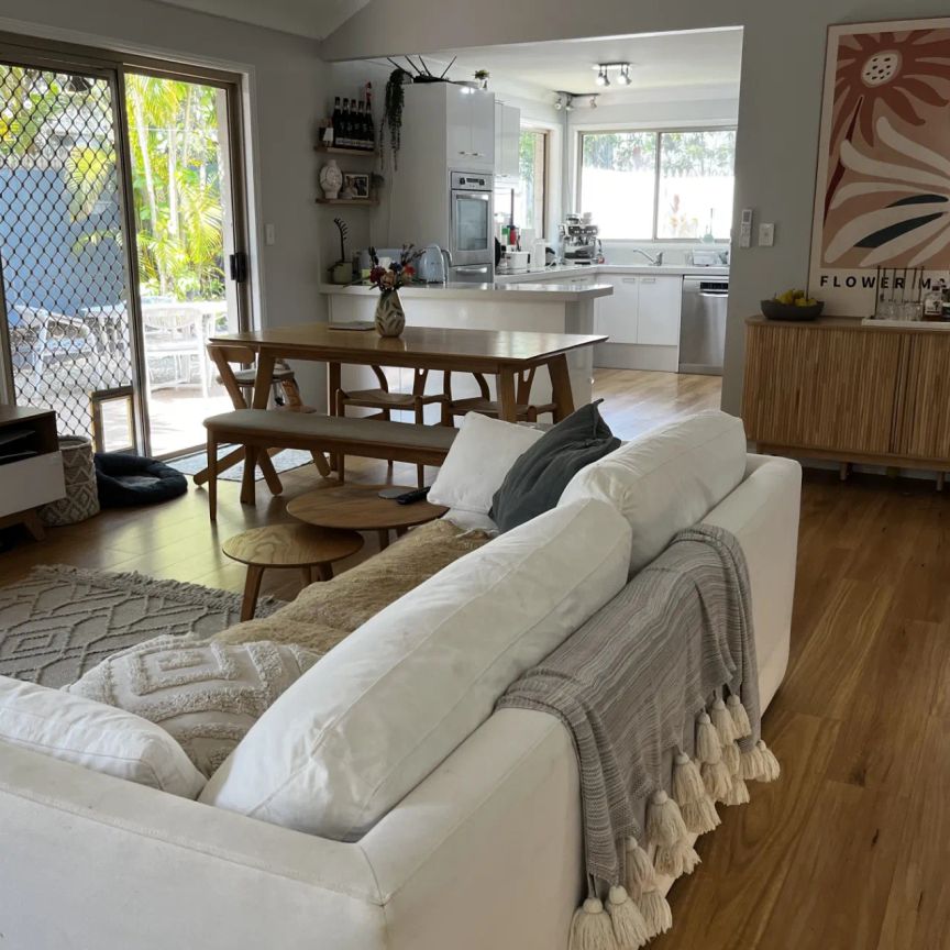 Spacious 3-Bed Townhouse in Prime Biggera Waters Location with Resort-Style Amenities - Photo 1