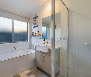 Spacious & Stylish Family Home in Parklakes - Photo 2