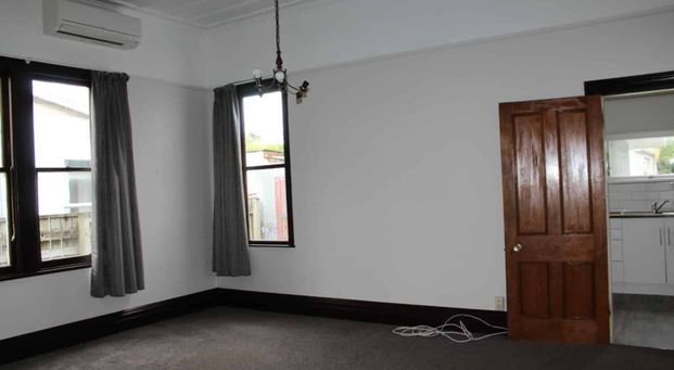 Large Villa with fully fenced backyard! - Photo 1