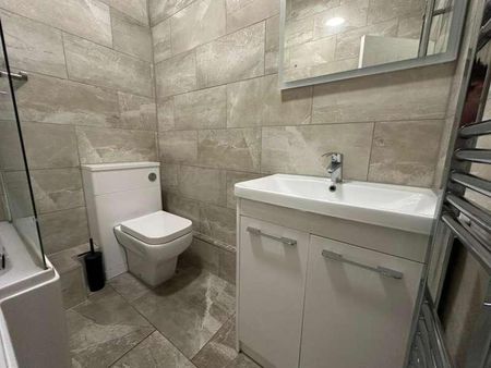 Slough, Berkshire, SL1 - Photo 4
