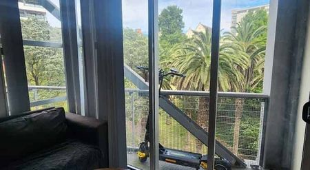 Central Auckland 1BR Gem with Balcony - Photo 2
