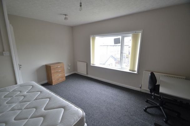 Room in a Shared House, Manchester, M7 - Photo 1