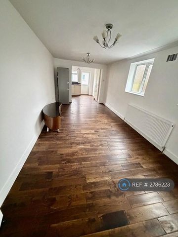 4 bedroom semi-detached house to rent - Photo 2