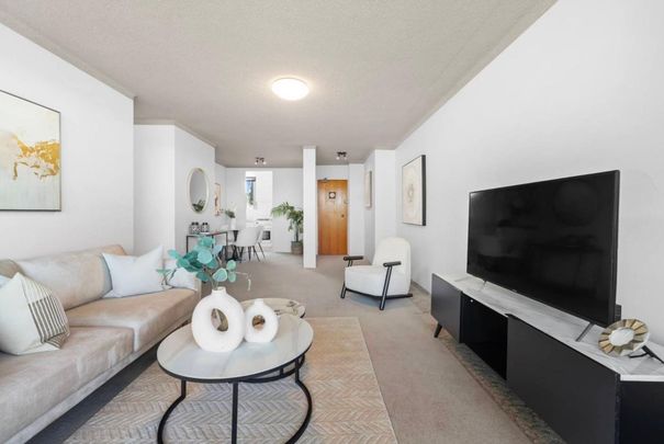 Stunning Waterfront Apartment with Panoramic Bay Views - Photo 1