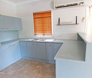 ART DECO STYLE HOME IN THE HEART OF NAMBOUR - Photo 4
