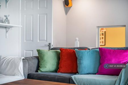 4 bedroom terraced house to rent - Photo 2