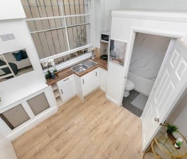 Studio Flat, Castletown Road, W14 - Photo 1