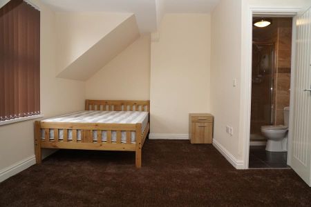 1 bedroom in a house share to rent - Photo 2