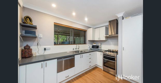 Tucked away in a quiet cul de sac, neat and tidy 3 bedroom 1 bathroom duplex half. - Photo 1