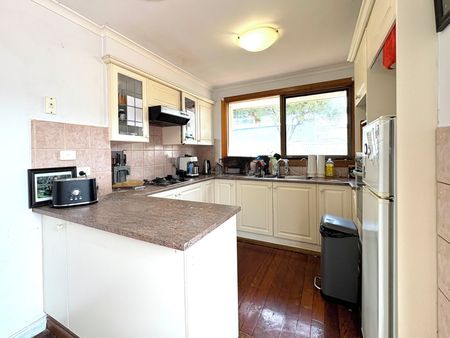 Spacious 3-Bedroom Home on a Quiet Street - Photo 2
