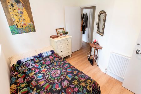 Bright and airy 1 bed flat near Balham/ Streatham Hill - Photo 2