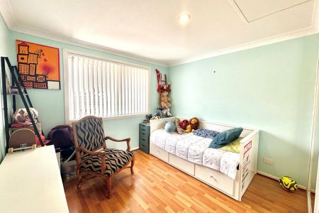 Spacious two bedroom flat with modern appliances! - Photo 3