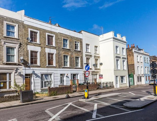 Modern split level 3 bed within a period house by tube & shops - Photo 1