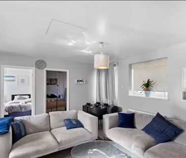 3 Bed Semi-Detached House, Selby Close, E6 - Photo 2