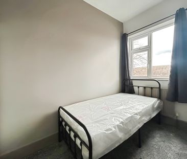 5 bedroom room to rent Cemetery Road, Wakefield - Photo 3