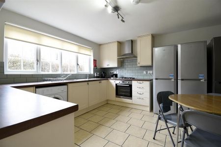 1 bedroom in a house share to rent - Photo 4