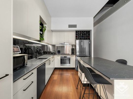 Break lease opportunity to secure a spacious woolstore apartment to enjoy a discerning lifestyle - Photo 1