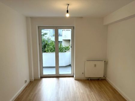 Düsseldorf-Düsseltal! Frisch renovierte 3-Zimmer-Balkonwohnung mit PKW-Stellplatz! - Photo 2