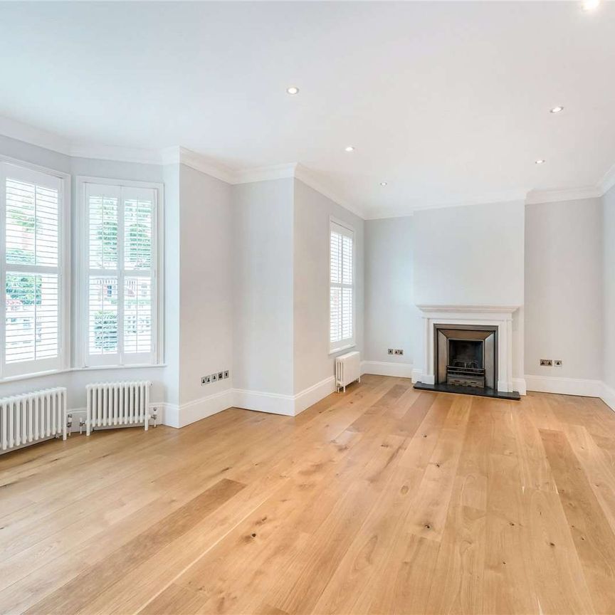 An impressive five bedroom family house in a prestigious location. - Photo 1