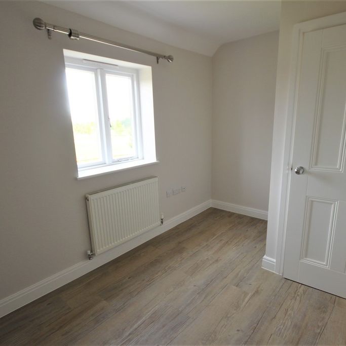 3 bedroom mid terrace to let - Photo 1