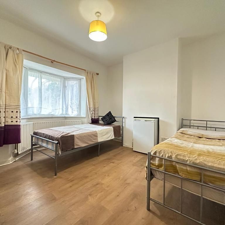 1 bedroom in a house share to rent - Photo 2