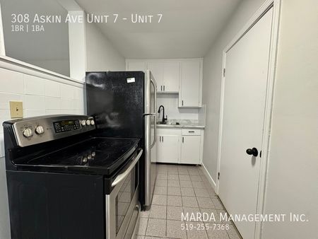 NEWLY RENOVATED 1-BEDROOM/1BATH APARTMENT + HYDRO - Photo 5